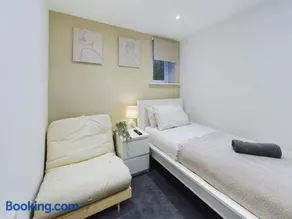 Stylish Apartment with Hot tub and Garden - Image 4