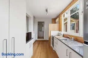 Charming Sandy Bay Cottage - Image 2