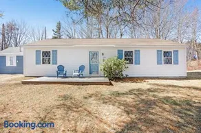 Dog-friendly home in great locale close to the ocean with yard, streaming, W/D - Image 1