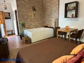 Romántico estudio rodeado de naturaleza con jacuzzi gigante - Image 1