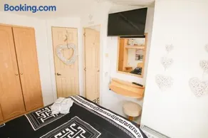 Sleeps6-FamilyFriendly-CamberSands-5MinToBeach - Image 3