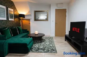 Velvet Luxe Retreat Opposite Stadium - Image 2