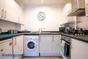 No12, Modern 2 Bedroom Apartment - Image 4