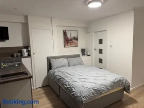 Modern self contained Studio EnSuite Room - Image 2