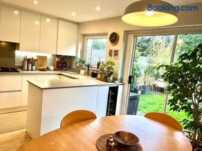 Chic Marlow Escape - Courtyard, River and Fun! Near Windsor and Henley - Image 3