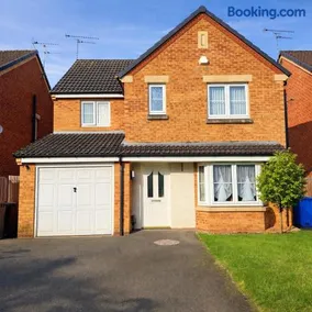 Huge 4 Bed Luxury Detached Home Near Derby City Centre with Huge Parking - Image 1