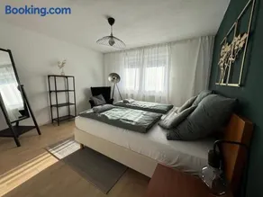 Central Comfort Home with Garden - Image 1