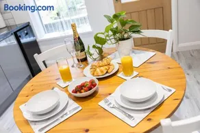 2BR Modern Hebden Hideaway, Canal side, Stylish and Cosy - Image 4