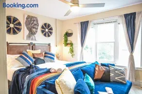 Chic 4BR Dwelling with Backyard in Philadelphia - Image 3