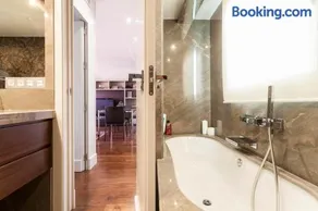 Spacious Apartment with Views of Plaza de España & María Luisa Park - Image 4
