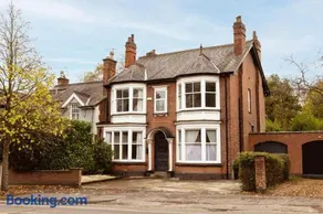 Stylish 5 Bed House Sleeps 10 Free Parking Garden Near Leicester City Centre - Image 5