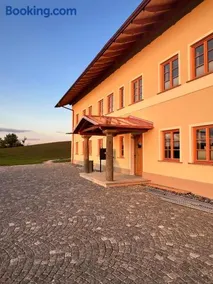 Stay Nice Apartments Dorfen Nähe München Jacuzzi Grillkota 75 Zoll TV - Image 1