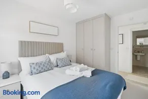 Virginia Water - 2 Bed & Parking - By Tempstay - Image 2