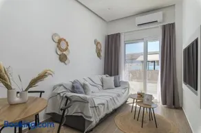 Ethereal Apartments By The Sea- Central & Cozy Stay - Image 1
