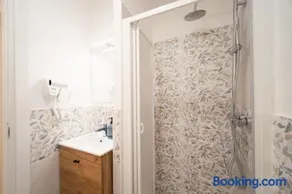 Bee First Guest House Roma - Image 4