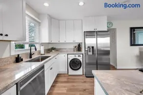 Ocean View 2BD Boutique Retreat, One Block from the Beach, Sleeps 6 - Image 3