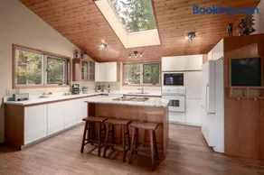 Falcon Cabin - Image 3