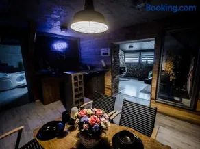 Apartament NEON Z JACUZZI -Klima -RYNEK CENTRUM &Parking - Image 2