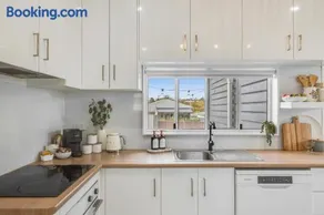 Bluewood Cottage - Cozy Charm, Steps from the City - Image 3