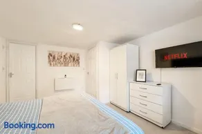 Large One Bedroom Apartments Southsea Sleeps 3 - Free Parking - Image 3