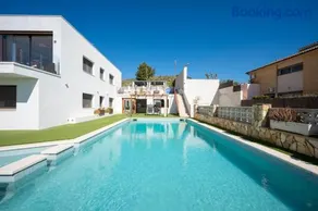 Bonita casa con piscina compartida junto Barcelona Centro - Image 1