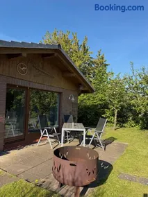 Bungalow im Garten in Wiek - ruhig im Grünen mit Grill - Image 3