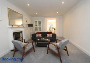 City Centre New Town 2 Bedroom Flat - Image 3