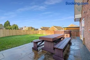 The Roost Group 8 Bed Home Hot Tub WiFi Parking - Image 2