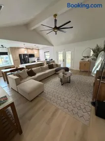Custom Designer Home. Sleeps 9. Close to domain Q2 - Image 3