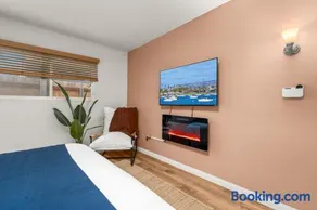 Walk to Beach & Bay, Stylish PB 2BR, Fireplace - Image 3