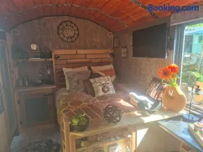Brewers Bolt Cozy Unique Shepherds Hut - Hot Tub! - Image 4