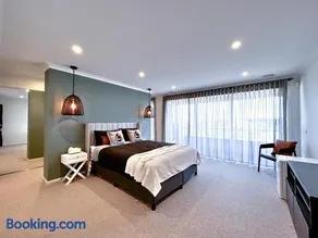 Deluxe Master Bedroom in Melbourne west - Image 1