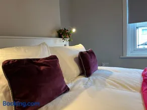 Three Bedroom City Home with Garden - Image 2