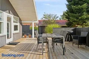 Cozy Holiday Home Near Beach And Town - Image 4
