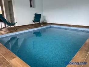 Maison avec piscine intérieure privée, buses de spa, jardin clos et parking - Image 1