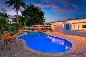 Pool, Hot Tub, Soccer Field, Tiki Hut, Sauna - Image 3