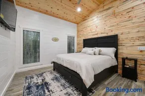 Romantic Diamond Cabin w jet shower & secluded back deck - Image 5