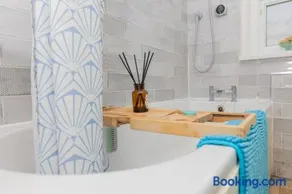 Bright & spacious 4-bedroom bungalow with garden - Image 3