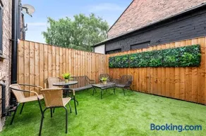 Modern 3 Bedroom house, short walk to train station and town centre, close to Manchester Airport and PLouise - Image 4