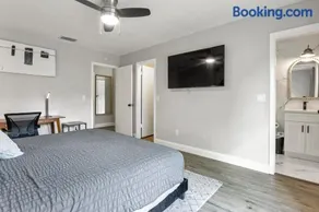 Family Friendly Oasis Heated POOL - Ace Location - Image 4