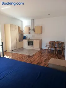 Spacious Heritage Apartment for Groups - Image 1