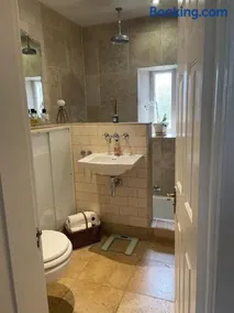 Small charming single bedroom in a Victorian House from 1885 - Image 4