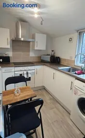 1 bed flat, free parking, canalside, sleeps 2 - Image 4