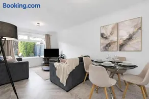 Contractor & Family Friendly House - Sleeps 8 - FREE Parking and Fast Wi-Fi - Image 1