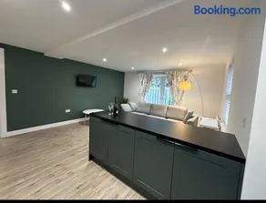 Gorgeous 2 bed apartment with free parking near, Sefton Park, Palm House, Lark Lane, Liverpool and Everton football clubs - Image 5