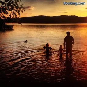 Peaceful lakeside cottage great for a staycation. - Image 3