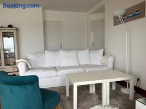 Côté cottage Apt 3 chambres bien équipé vue imprenable sur le port et la mer plein centre de Port en Bessin commerces et restaurants à pied proche Omaha Beach parking gratuit à proximité - Image 3
