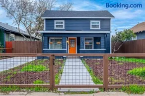 4BR Victorian Walk to UC Davis & Shriner Med Cen - Image 1