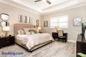 Naples Park Duo Estate 8BR 7.5BA Private Pool Home Sleeps 20 Near Vanderbilt Beach Mercato - Image 2