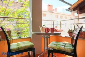 Top Center Room & Apartment - Image 2